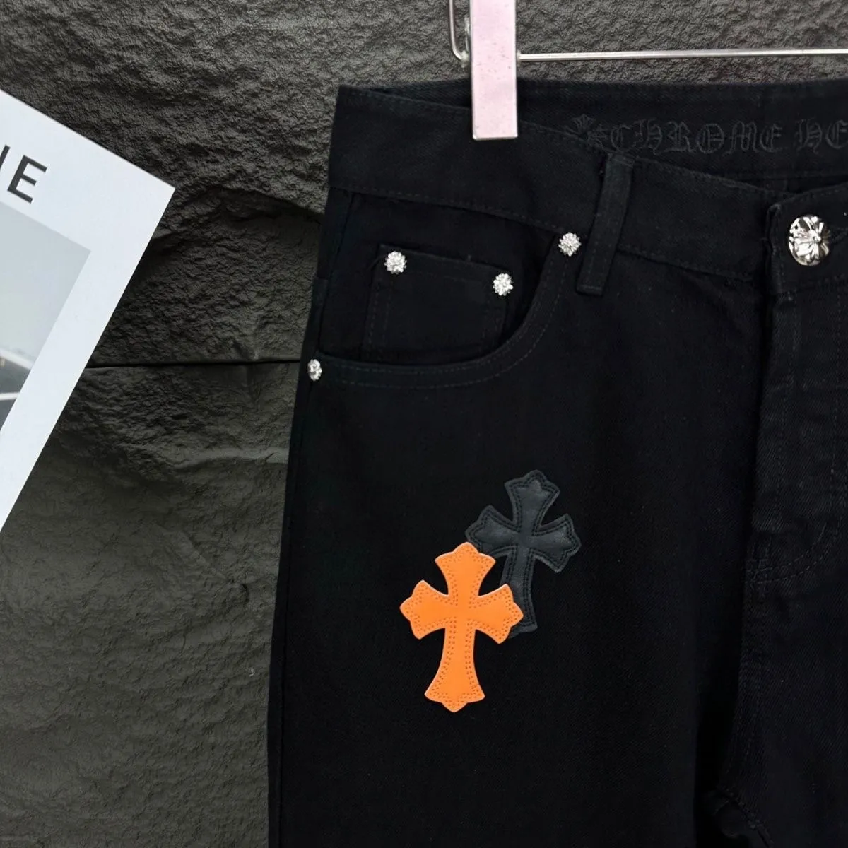 P280 💰 (Top version) Chrome hearts & Chrome hearts High-end Chrome hearts flame color leather cross patchwork leather jeans Original hardware accessories washed and other elevators, QR code analysis are all purchased from the original factory, high degree of restoration, you are welcome to compare the products ~ Three-dimensional version Loose and comfortable, not flattering, taller and slimmer Dachang Seiko Original factory quality control Same style for men and women Can be matched with couples Versatile recommendation Necessary jeans for all seasons Hipsters have been disappointed From the quality selection of fabrics, the tailoring of details, and the matching of patterns, everything is impeccable! The upper body is so handsome when worn...it can be easily worn by men, women and children! The craftsmanship is made of heavy-duty washed pure cotton denim fabric. After washing, it is soft and thick and looks very stylish when worn. Color: black Size: 28, 30, 32, 34, 36 (S-XXL)